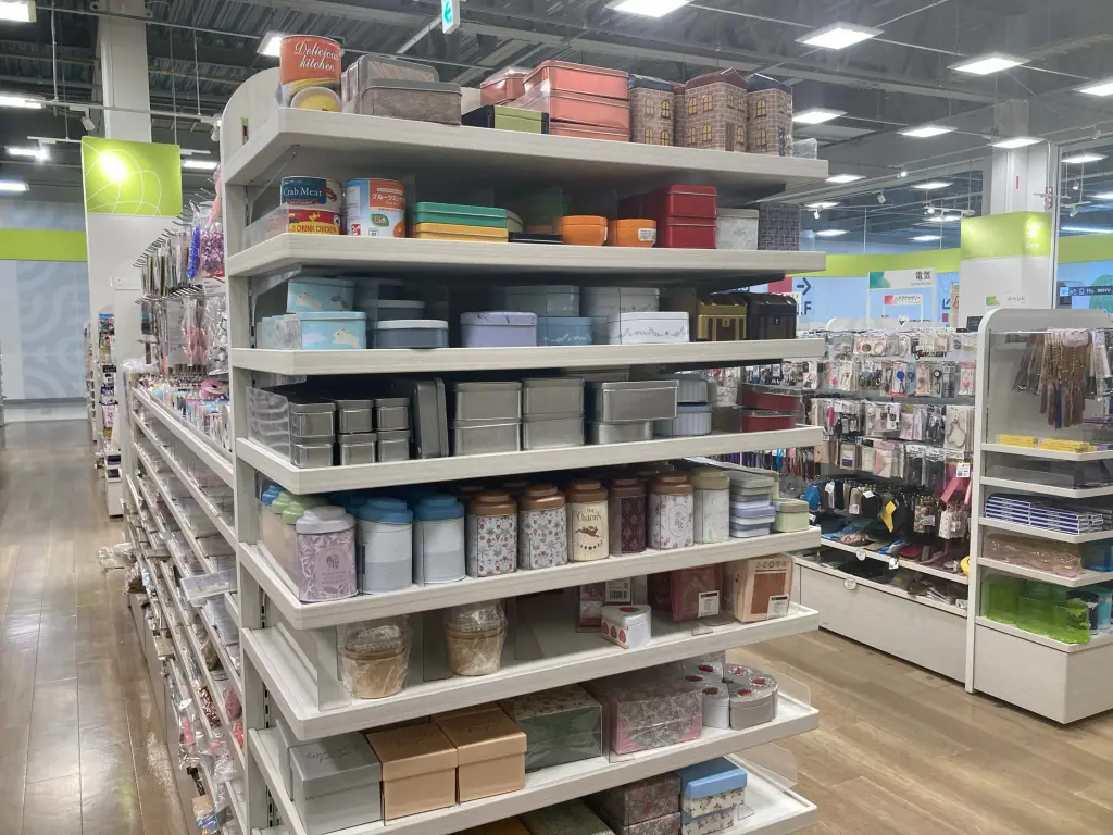 セリアブリキ缶売り場