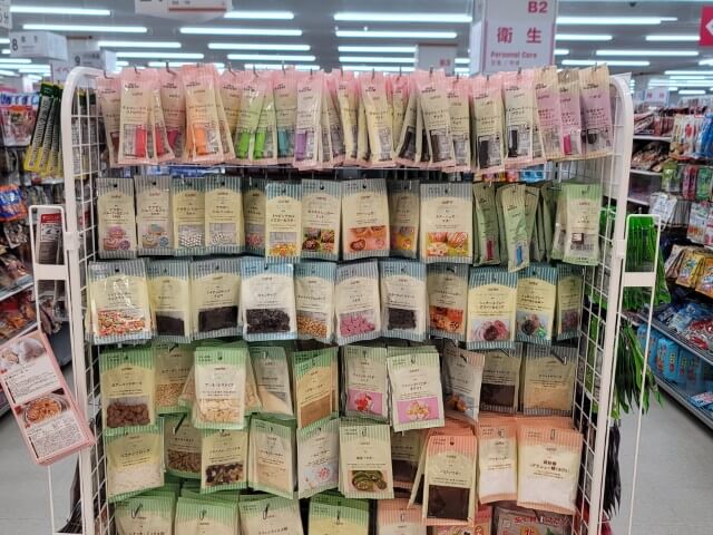 ダイソーの食品コーナー周辺