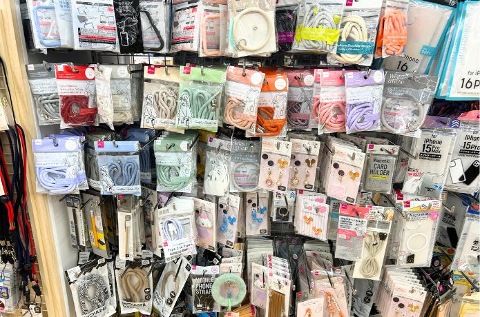 ダイソーのレジ横にあるストラップの商品棚