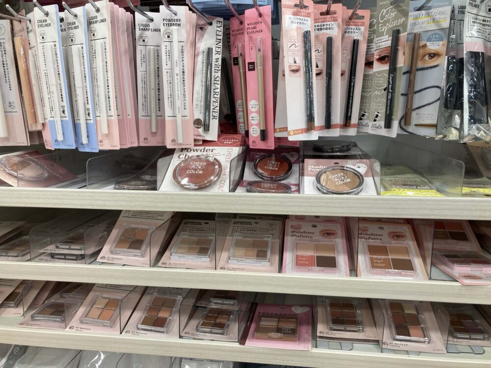 セリアのメイクコーナー売り場