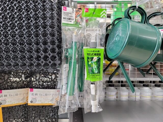 ダイソーの園芸用品コーナーの加圧式霧吹きペットボトル取り付けタイプ
