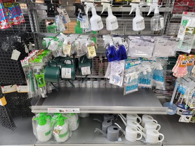 ダイソーの園芸用品コーナーの加圧式霧吹き周辺