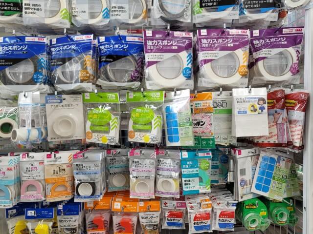 ダイソーの文具コーナーのフィギュア用固定シール周辺