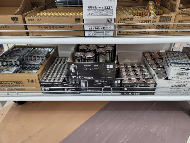 ダイソーの電池コーナーのマンガン電池
