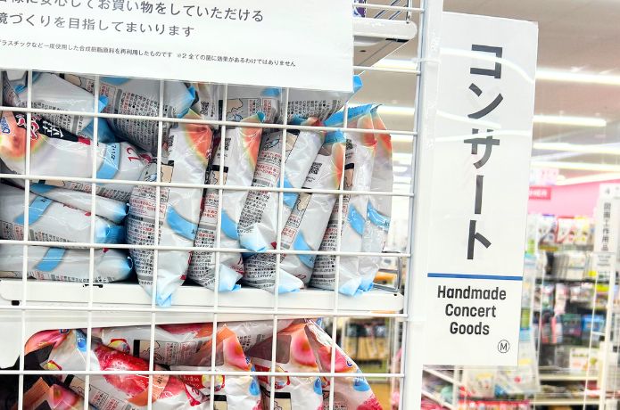 缶バッジキットを売っているコンサートコーナーの看板