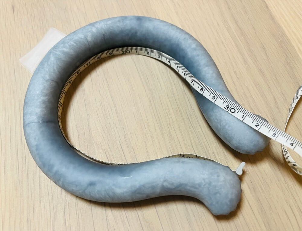 ダイソーのクールネックバンドの首回りサイズをメジャーで測定