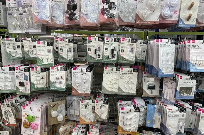 ダイソーのリフォームコーナーにあるフックの売り場の様子