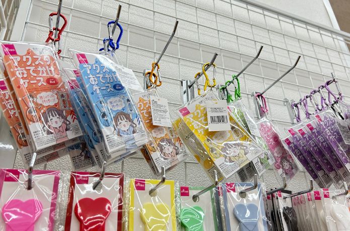 ダイソーで売ってるカラビナ付きアクスタケース