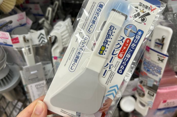 ダイソーで売ってるキッチン用のスクレーパー