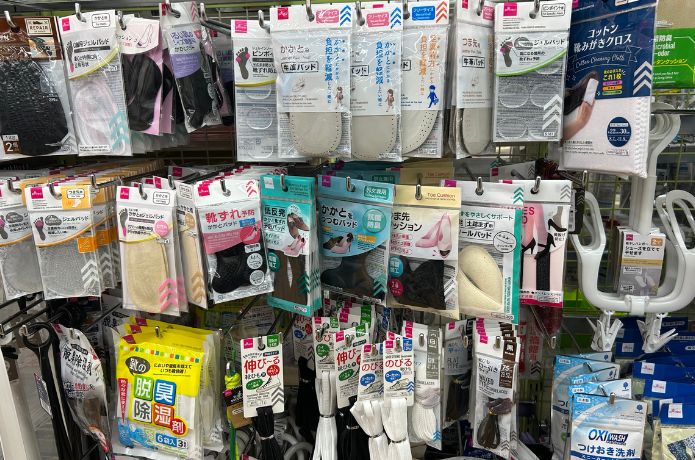 ダイソーの靴用品売り場の陳列棚