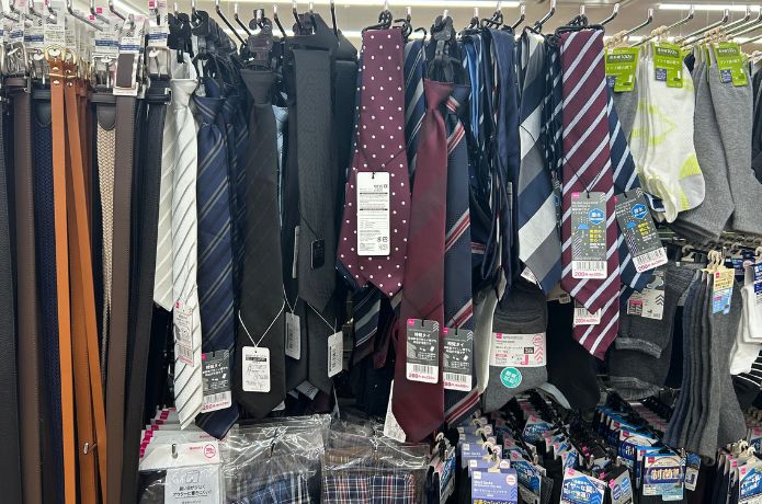 ダイソーで売ってるネクタイの陳列棚