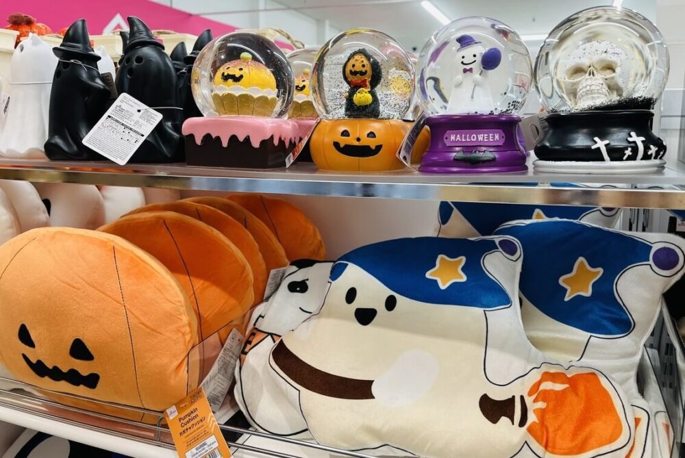 ダイソーで売っていたハロウィンの置物やクッション