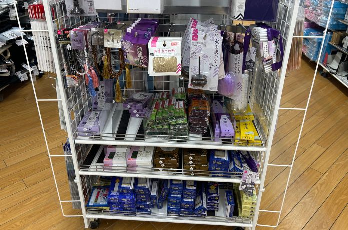 ダイソーのお香立てを売ってる仏具コーナー