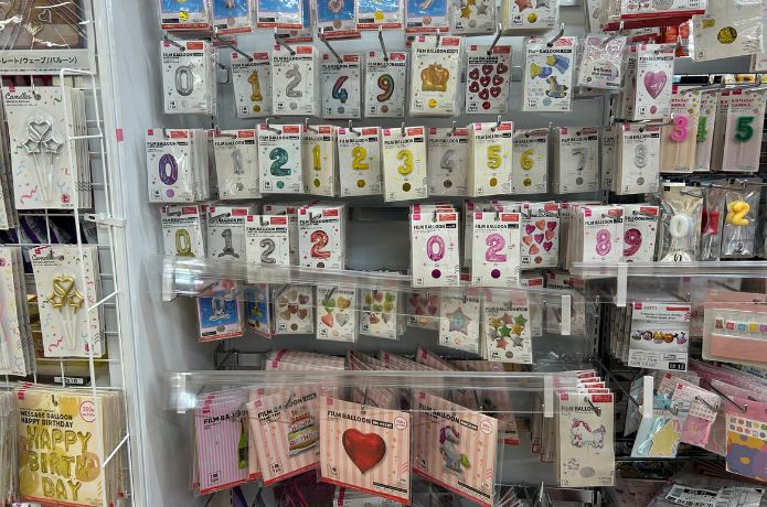 ダイソーにある風船売り場の商品棚