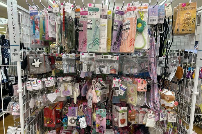 ダイソーのキーカバーを売ってるキーホルダーコーナーの売り場